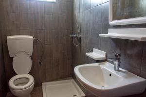A bathroom at Harriets Apartments