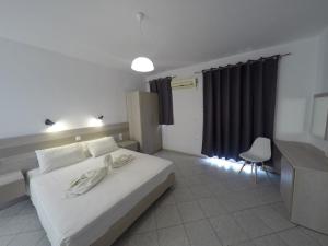 A bed or beds in a room at Harriets Apartments