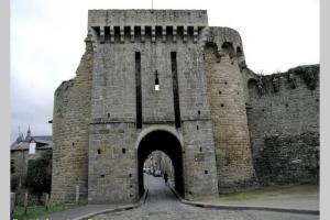 un ingresso a un castello con arco di Charmant T1 au cœur du centre historique de Dinan a Dinan