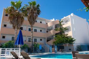 The swimming pool at or close to Harriets Apartments