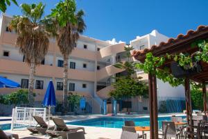 The swimming pool at or close to Harriets Apartments