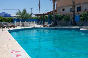 The swimming pool at or close to Harriets Apartments