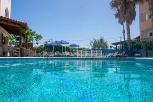 The swimming pool at or close to Harriets Apartments
