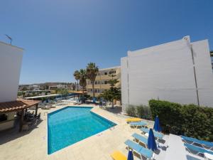 The swimming pool at or close to Harriets Apartments