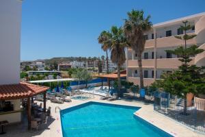 The swimming pool at or close to Harriets Apartments