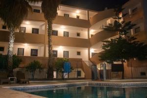 The swimming pool at or close to Harriets Apartments