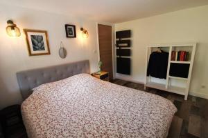 1 dormitorio con cama, tocador y espejo en Dépendance Cosy dans Maison Bordelaise à 200m du tram et du CHU en Burdeos