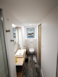Baño blanco con lavabo y aseo en Dépendance Cosy dans Maison Bordelaise à 200m du tram et du CHU en Burdeos