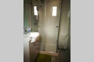 a bathroom with a shower and a sink at Acogedor apartamento en la zona de las Fuentes con WiFi in Alcossebre