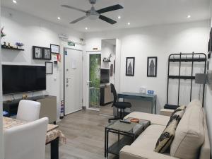 Telewizja i/lub zestaw kina domowego w obiekcie Apartment Tirso Molina