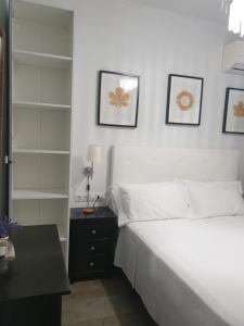 Łóżko lub łóżka w pokoju w obiekcie Apartment Tirso Molina