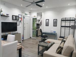 salon z kanapą i telewizorem z płaskim ekranem w obiekcie Apartment Tirso Molina w Madrycie