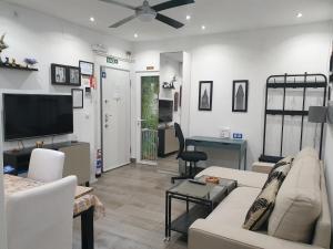 Telewizja i/lub zestaw kina domowego w obiekcie Apartment Tirso Molina