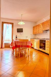 a kitchen with a table and chairs in a room at Casa Pienzi in Valdidentro