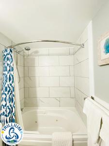 Kupatilo u objektu Slopeside Blue Mountain Condo - Wifi, Linens/Towels, Ski In/Out