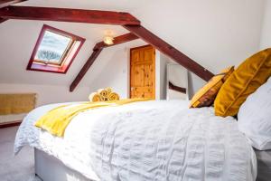 Cama blanca en habitación con ventana en Meadowhead Cottage, Traditional Scottish Cottage en Waterside