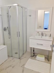 Bilik mandi di Garda Park Luxury Apartments +8 gambar