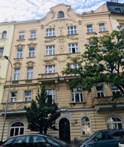 プラハにあるOutstanding apartment in centerの車が目の前に停まった大きな建物