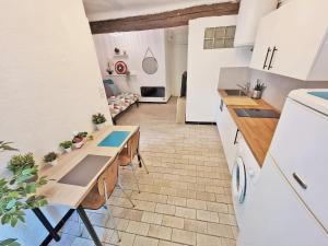 een keuken met witte apparatuur en een woonkamer bij GregBnb-com - T2 Design 34m2 - Toulon Est - Wifi Fibre - n9 in Toulon
