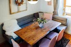 Posedenie v ubytovaní Apartment Aussee- Beletage Salzherrenhof- Küche, WLAN, Netflix