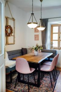 Posedenie v ubytovaní Apartment Aussee- Beletage Salzherrenhof- Küche, WLAN, Netflix