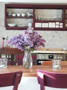 a vase filled with purple flowers sitting on a table at Ferienwohnung Am Schloßberg in Solingen