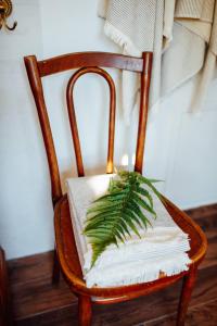 una silla de madera con una palmera en Apartment Aussee- Hallsatt Salzherrenhof- Küche, WLAN, Netflix, en Bad Aussee