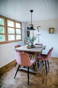 Un comedor con mesa y sillas en Apartment Aussee- Hallsatt Salzherrenhof- Küche, WLAN, Netflix, en Bad Aussee