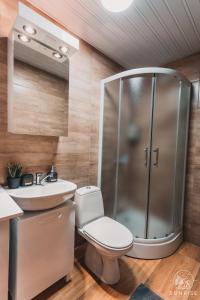 un bagno con doccia, WC e lavandino di Sunrise Luxury Apartment a Bitola