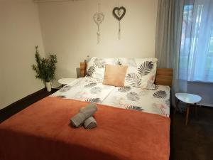A bed or beds in a room at Apartament Wiejska Sielanka