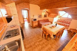 Kuchyňa alebo kuchynka v ubytovaní Residence Raethia tra Bormio e Livigno