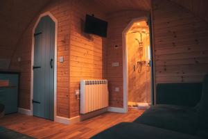 TV a/nebo společenská místnost v ubytování Volcano Cabins