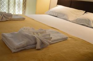 twee handdoeken zittend op een bed bij Sofija in Bijela