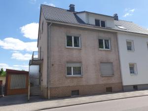 un bâtiment en briques sur le côté d'une rue dans l'établissement Ella's Wolke Appartements - EW3, à Zweibrücken