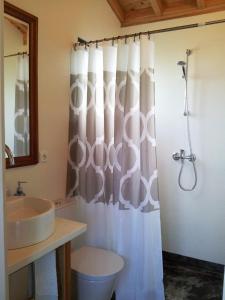Bilik mandi di Faial Cottage B&B