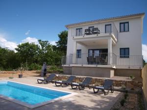 Swimmingpoolen hos eller tæt på Vila Vista