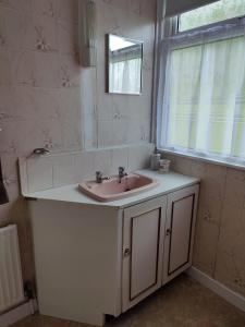 A bathroom at The Bungalow Self-catering Accommodation