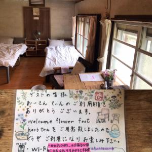 twee foto's van een kamer met tekst op de muur bij Travelers House おーさんてぃん青空舎 in Taketomi