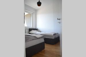Een bed of bedden in een kamer bij Comfy New Apartment