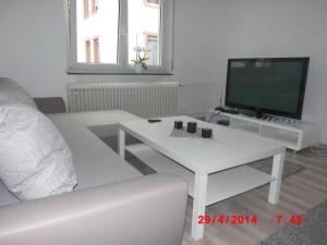 ケルステルバッハにあるフランクフルト エアポート ＆ フェア アパートメントのリビングルーム(白いソファ、テレビ付)