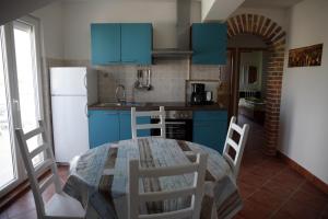 Kuhinja oz. manjša kuhinja v nastanitvi (4855-2) Apartment in Lopar with sea view, balcony, air conditioning, WiFi