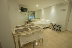 a room with a bed and a table and chairs at Apart Hotel Ayres De Termas in Termas de Río Hondo