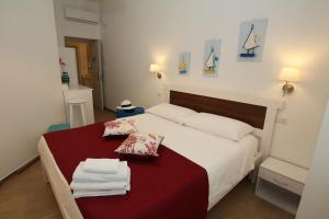 a bedroom with a bed with towels on it at Casa Calieri in Tropea