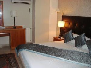 Voodi või voodid majutusasutuse Charles Hotel toas