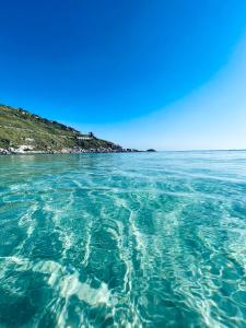 a view of the ocean from the shore at Eu Amo Arraial Hospedagem - Sophia I Orla Praia Grande in Arraial do Cabo