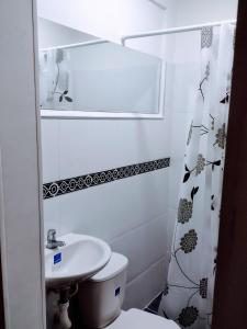 a white bathroom with a sink and a toilet at Apartamento Agradable sector Céntrico de la Ciudad Casa Loma in Armenia