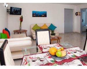 ein Wohnzimmer mit einem Tisch mit einer Obstschale darauf in der Unterkunft III NICE 2 BEDROOM APARTMENT Bocagrande in Cartagena de Indias