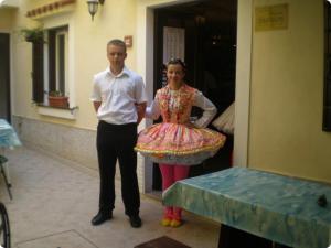 un homme et une femme se tenant côte à côte dans l'établissement Room in Susak with air conditioning, W-LAN (3865-4), à Susak