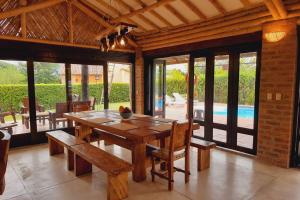 - une salle à manger avec une table et des chaises en bois dans l'établissement Fincas Panaca Portal 7, à Quimbaya