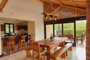 uma cozinha e sala de jantar com uma mesa de madeira e cadeiras em Fincas Panaca Portal 7 em Quimbaya
